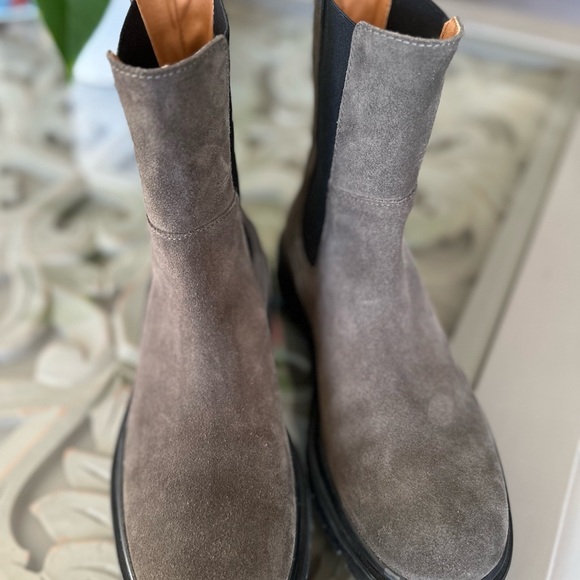 Camel Active, Authentic Chelsea Boots, Taupe Suede Leather, Wm's.10, Brand New! - Picture 1 of 12